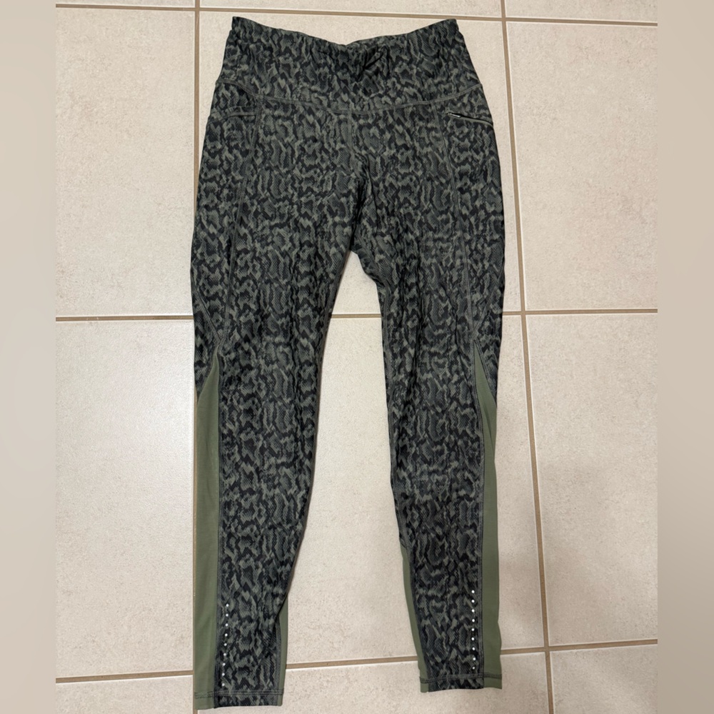 Old Navy Active powersoft Sage green snake Patterned Leggings